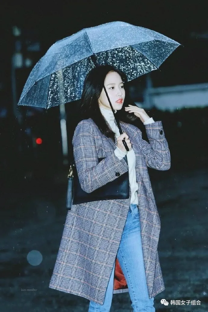 只是在下雨天撑了一把伞的这位女团爱豆,淡雅又有氛围感