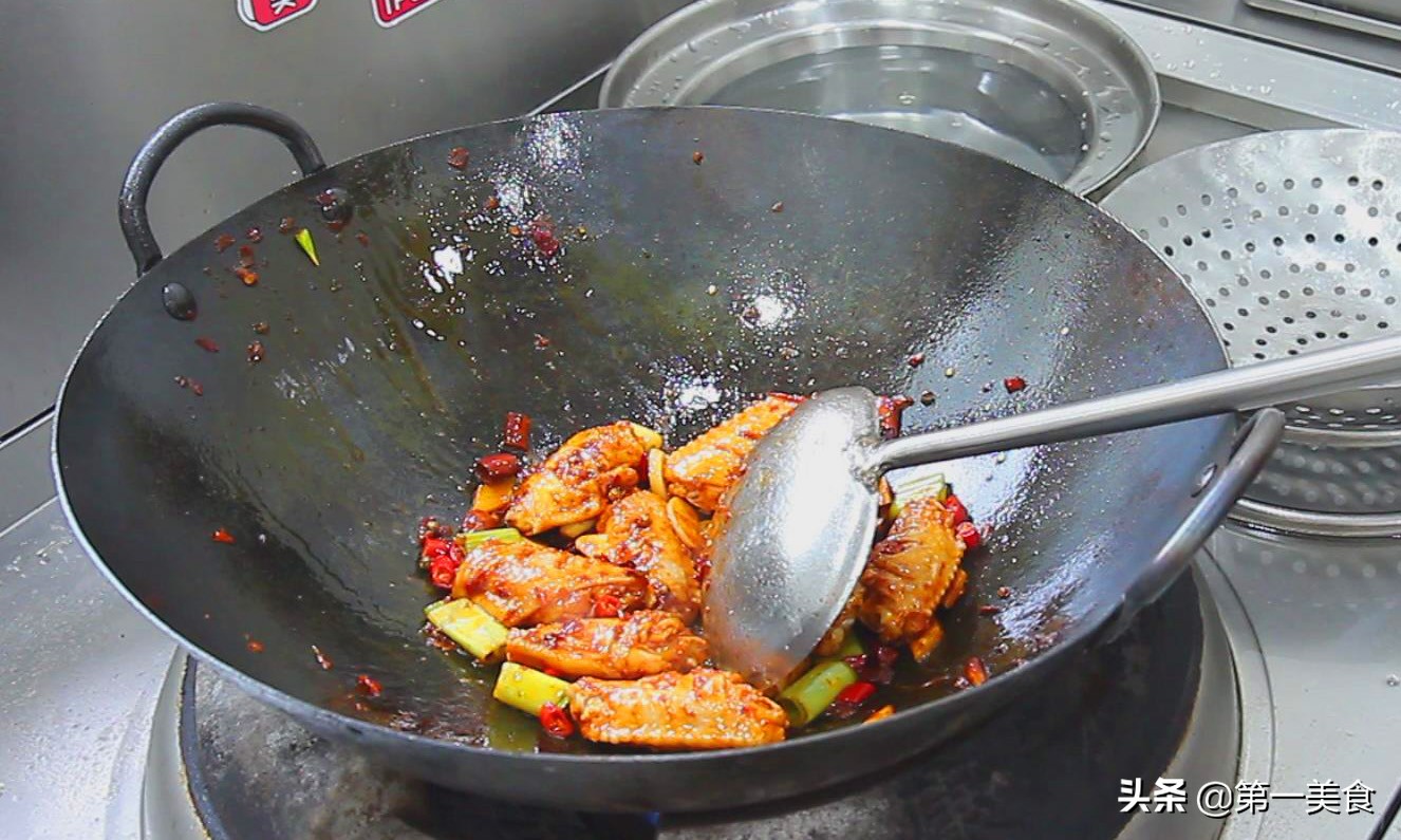 图片[11]-砂锅版的盐焗鸡翅做法 肉质鲜美 软烂入味又好吃 吃上一口满嘴-起舞食谱网