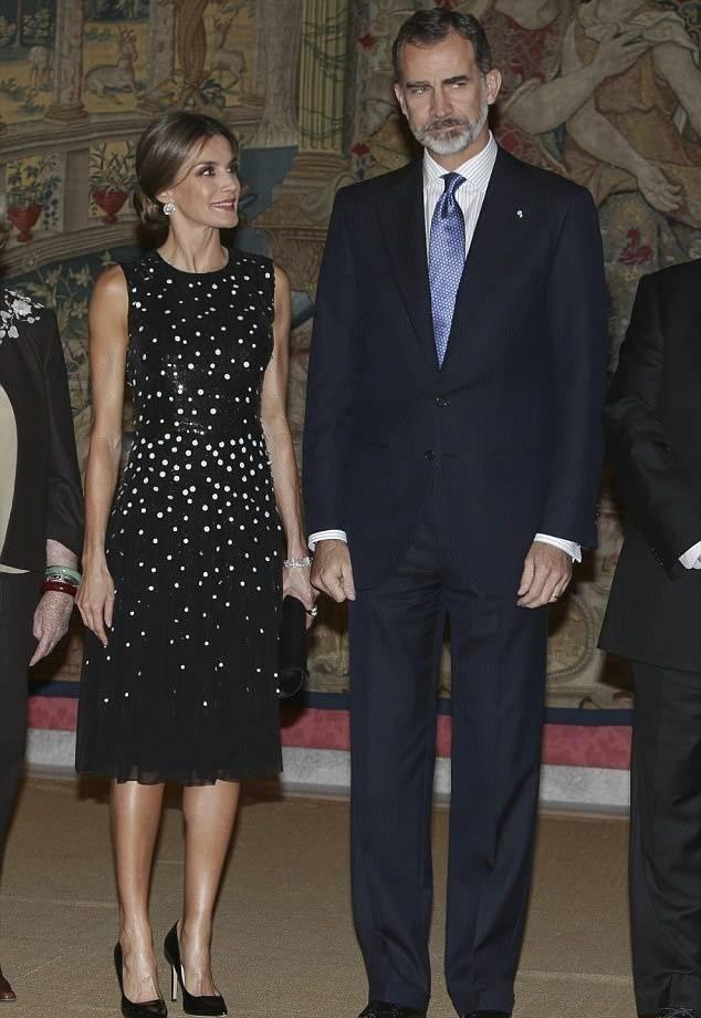 西班牙王后的波点裙衣柜，典雅低调且时尚，黑白V领裙美得惊人