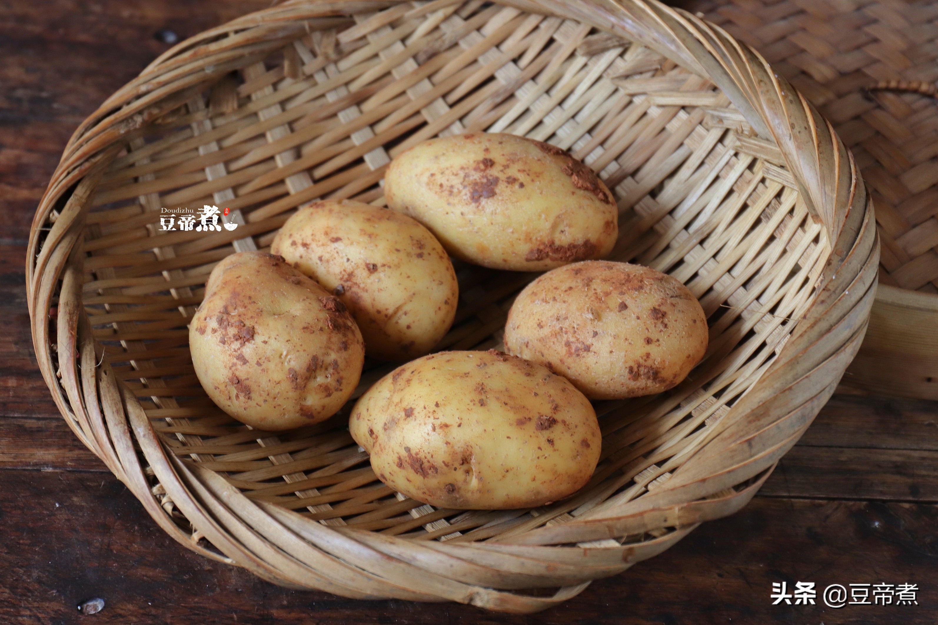 老妈说油炸鸡腿上火还易胖，不如和土豆一起炖，盖饭饭香