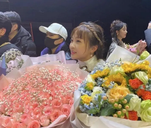 林妙可出演毕业大戏，生图曝出，被网友吐槽颜值还不如旁边同学？