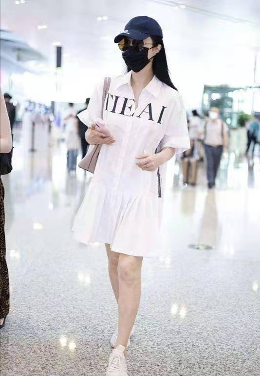 范冰冰久违走机场，一袭白裙回归朴素风，偷偷减肥效果瞩目