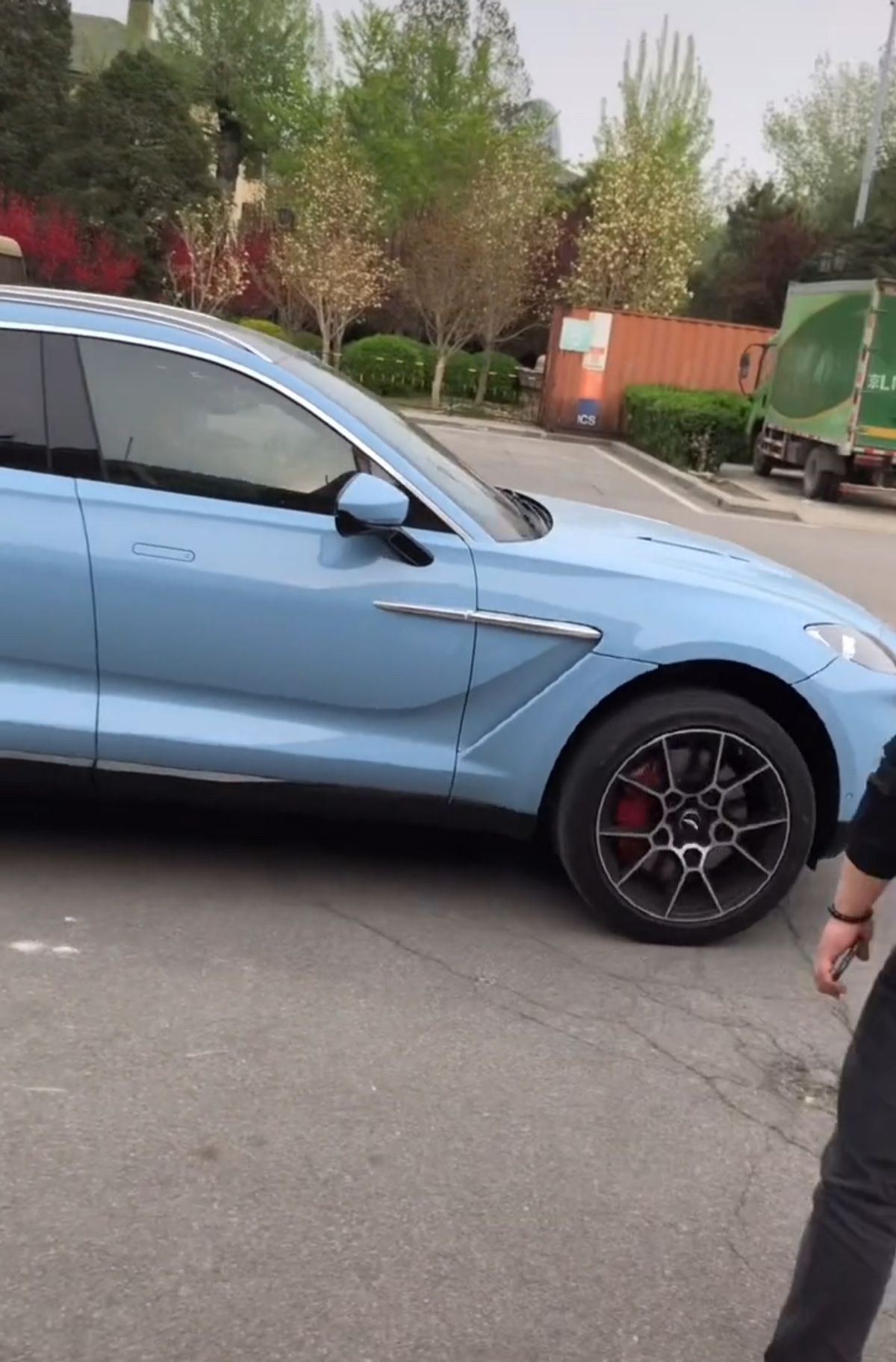 郭德纲爱徒开百万豪车上班，曾是大堂经理，如今上央视搭档蔡明