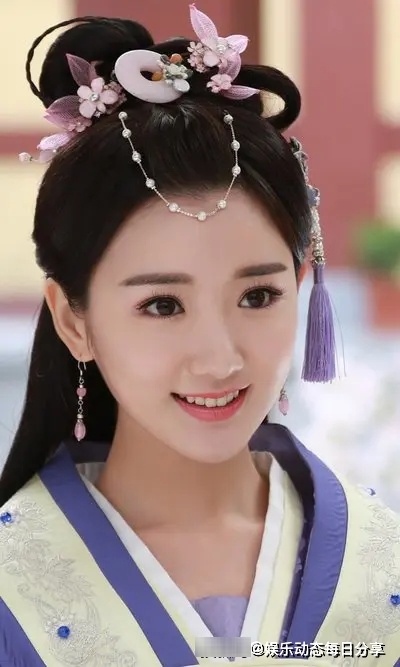 太惨了！刚出生就被丢垃圾桶，成名后遭父亲索