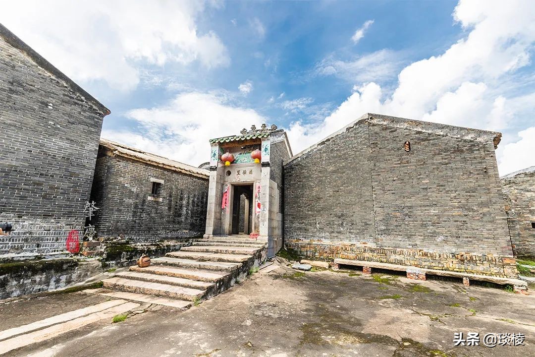 A mysterious "gossip village" actually uses house walls to make village walls, so thieves will get lost