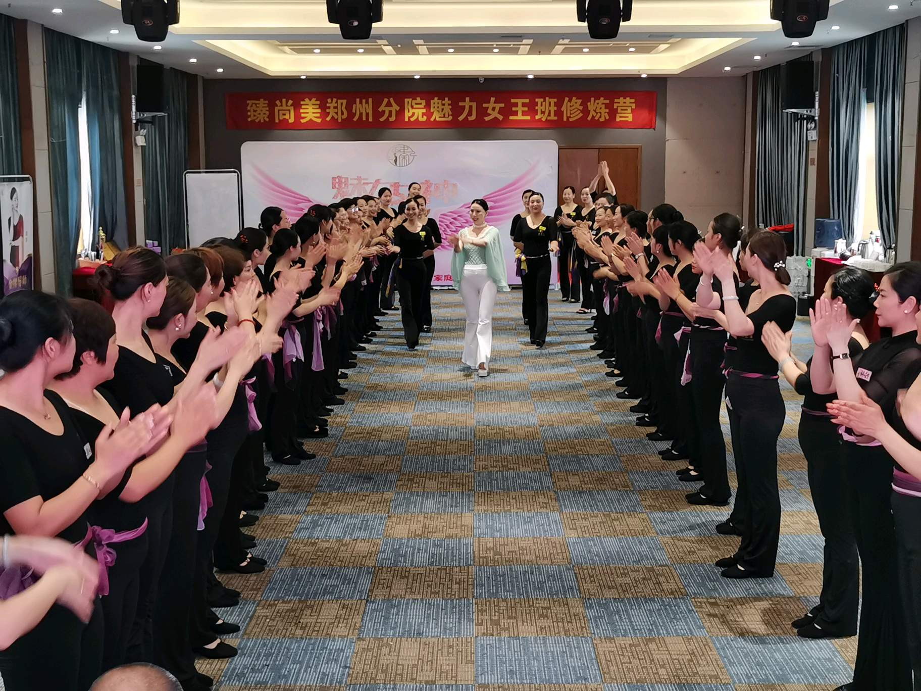 展现魅力女神塑造完美人生