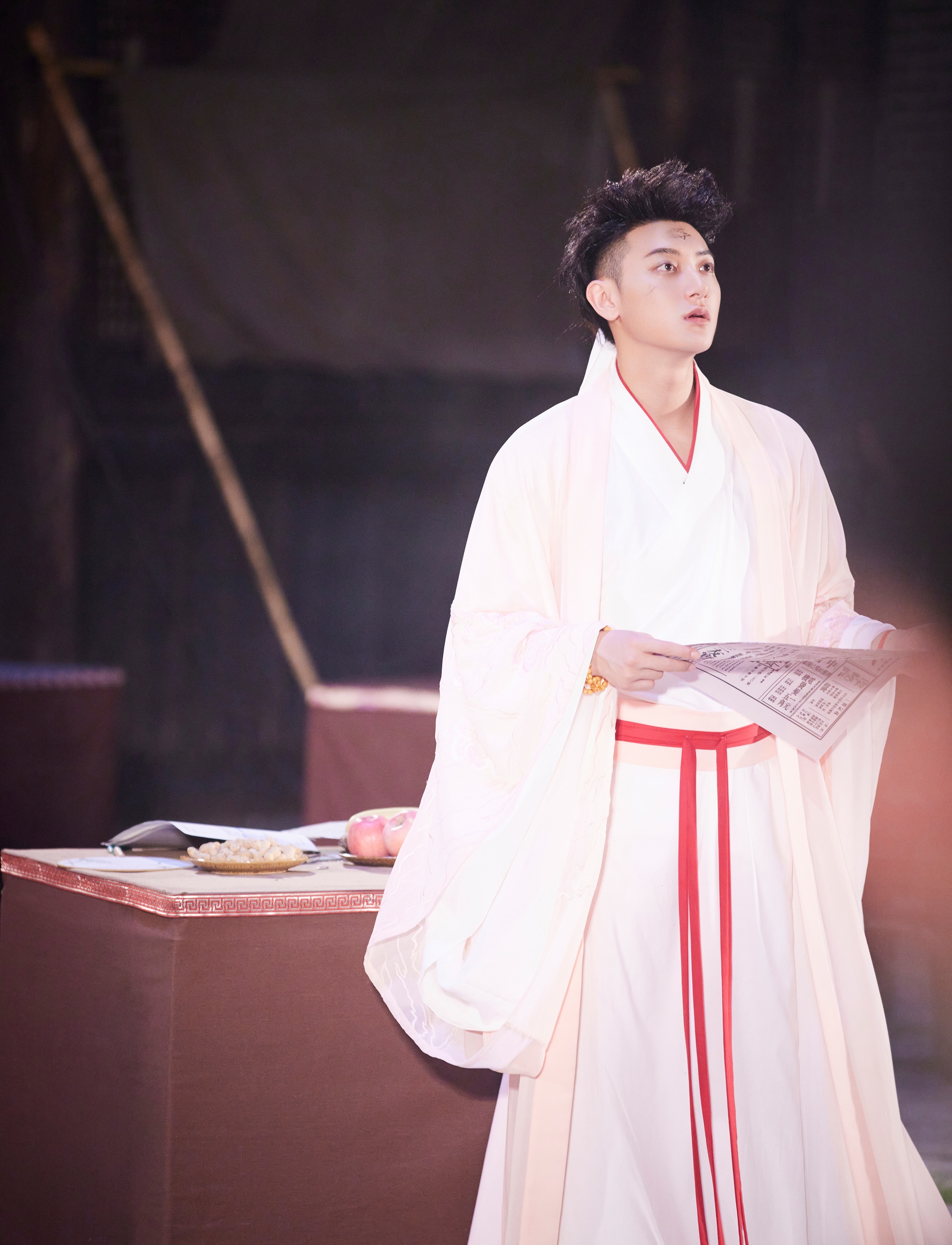 本期节目,黄子韬身穿淡粉色古装服饰随萌探家族在《白蛇传》时空展开