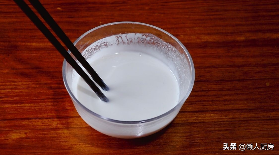 往糯米糊內倒入芝麻，用手壓一壓，就是小時候常吃的美食，有彈性