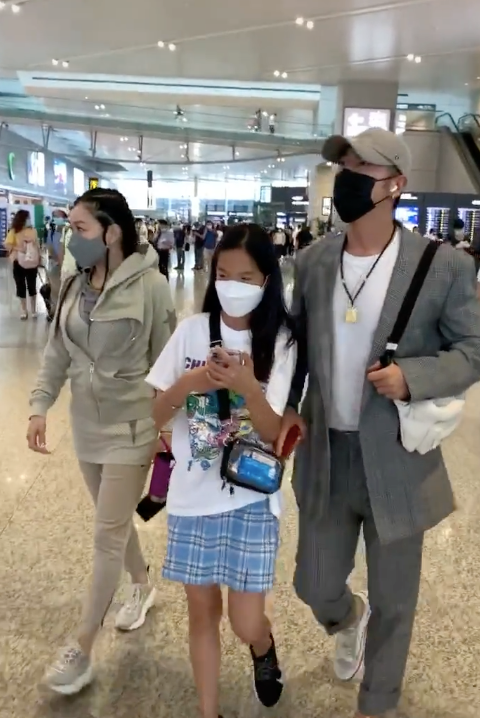 鐘麗緹一家四口出行，貼身緊挽小12歲嫩夫，兩女兒筆直長腿吸睛