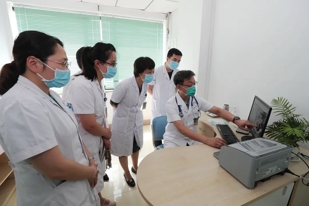 北大人民医院专家团队在临汾市中心医院进行科研指导