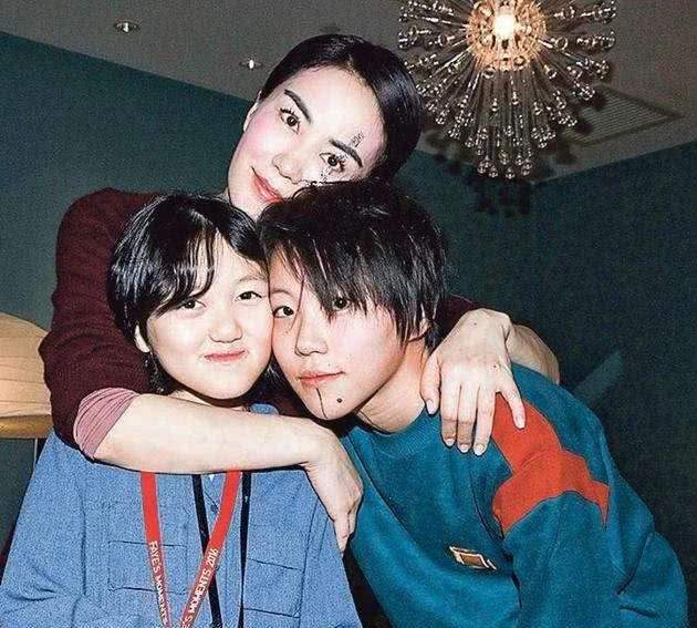 14岁李嫣秀长腿自信拍怼脸写真，一手包办妆发，造型令人惊艳