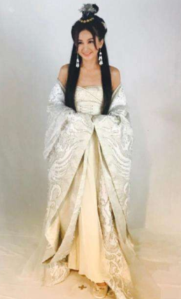 “不老女神”温碧霞新剧曝光，太妃一角引争议