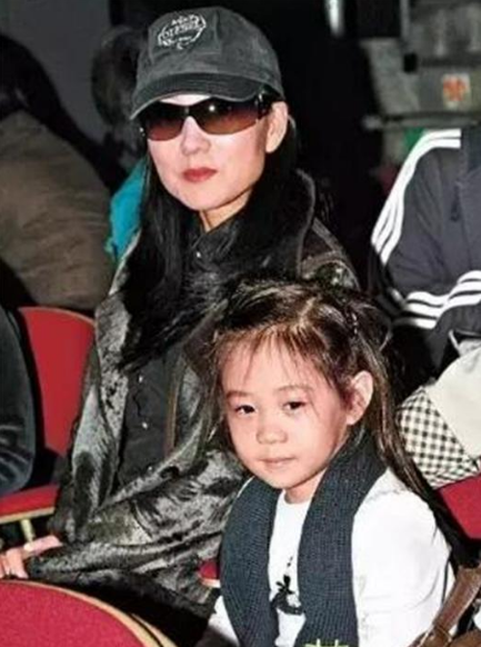 李连杰小女儿长大了！罕见晒照走妩媚风，曝光豪宅内景从小被富养