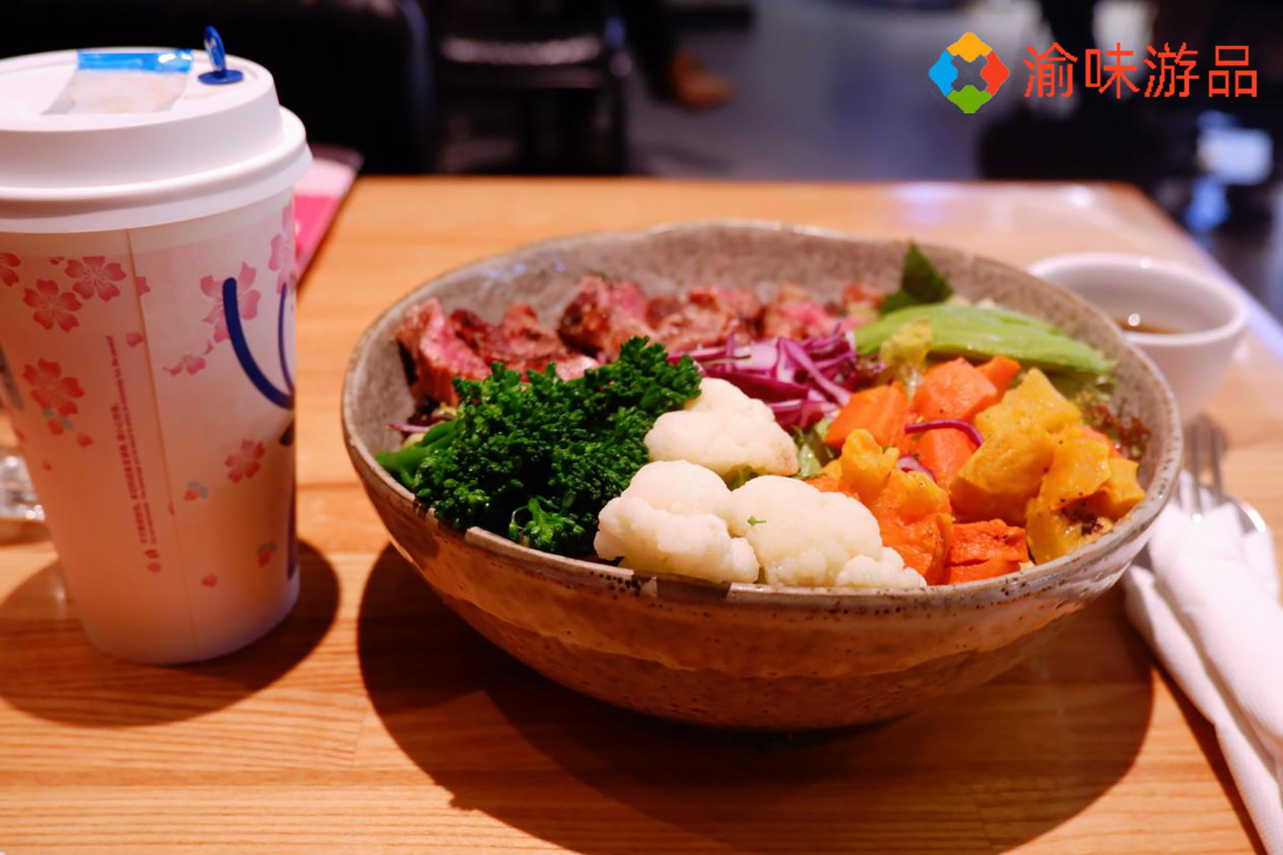 轻食在重庆也能吃得转？解放碑这家轻食中午排队，蘸料还放小米辣