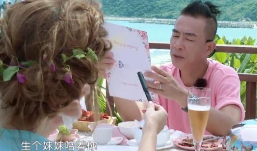 應采兒接兒子Jasper放學被拍，手拿漢堡超寵孩子，當眾跳舞很賣力