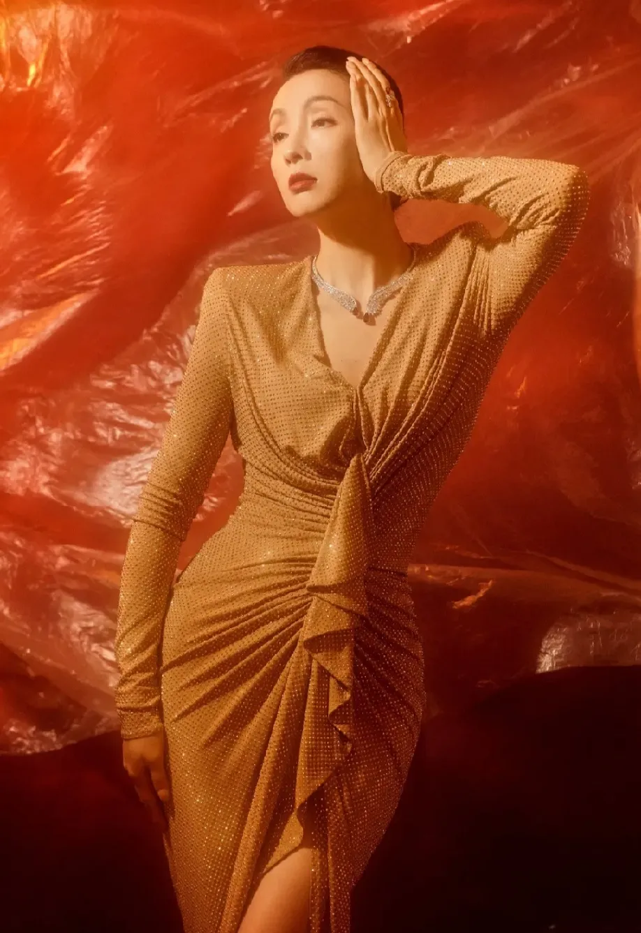 陶红穿连衣裙参加时尚派对,简直就像一条金色的“美人鱼”
