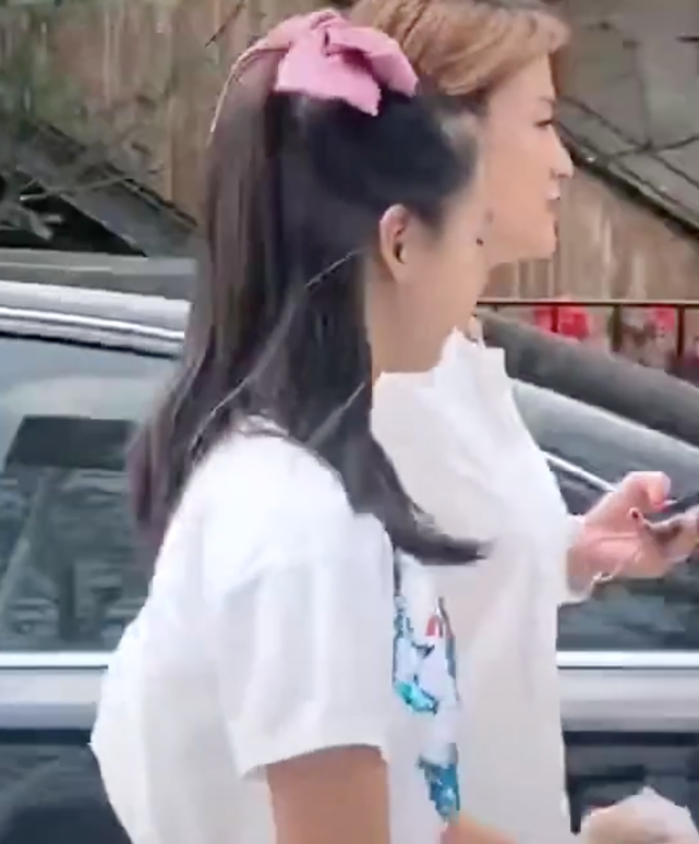 叶一茜带女儿现身，森碟身高直逼妈妈，母女俩穿着朴素接地气