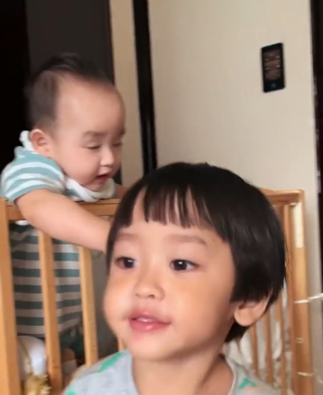 郑嘉颖小22岁娇妻陈凯琳晒生活日常庆生，一家四口泳池玩水超幸福