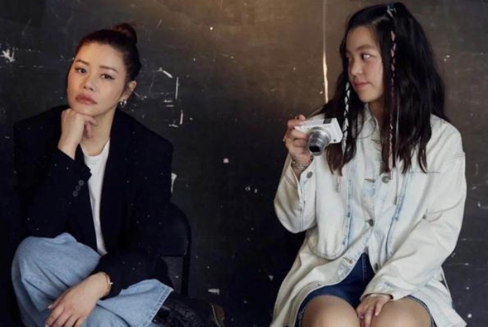 以真心换真心，钟镇涛现任妻子对继子女视如己出，一家人温馨和睦