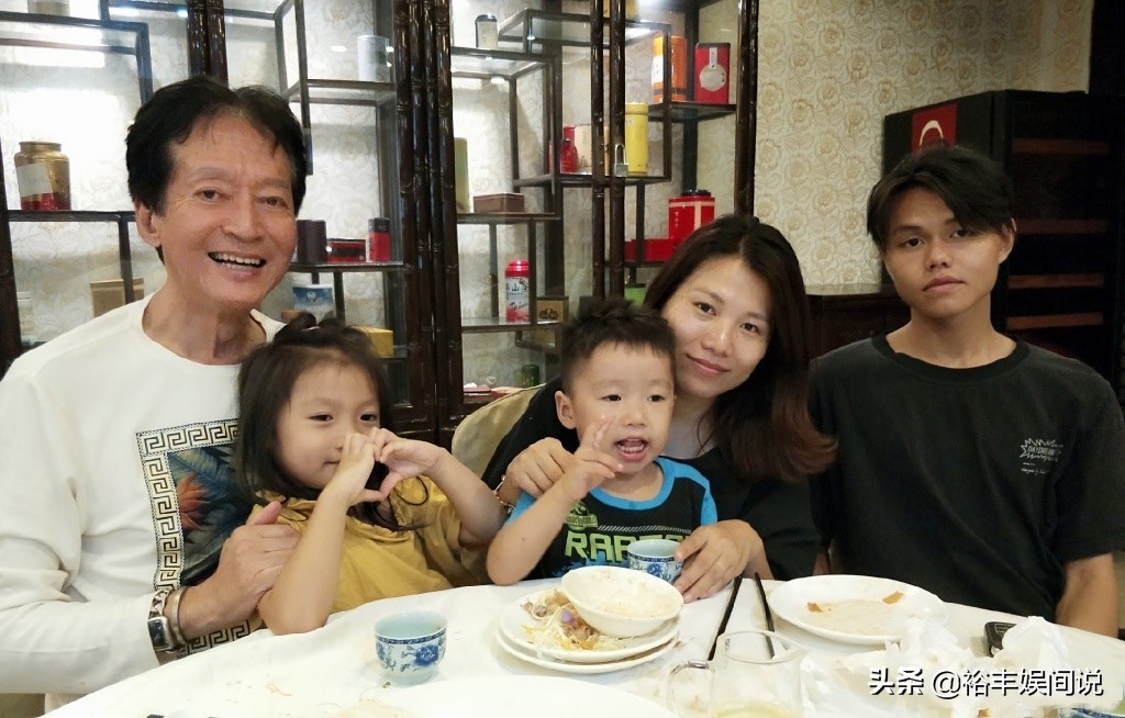 72岁恶人方刚近照，戴超大翡翠越老越慈祥，拒绝