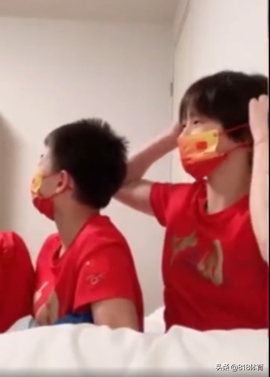 大姐大!全红婵陈芋汐直播到一半,张家齐突然冲进房间:快戴上口罩