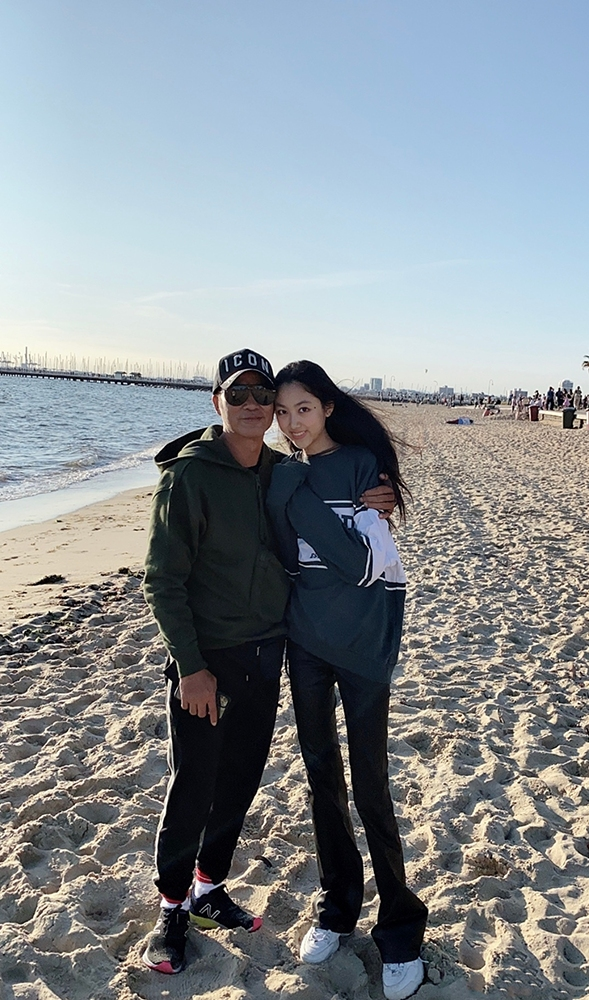 任達華16歲女兒曝光！ 穿緊身褲秀逆天超模腿，顏值逆襲星味十足