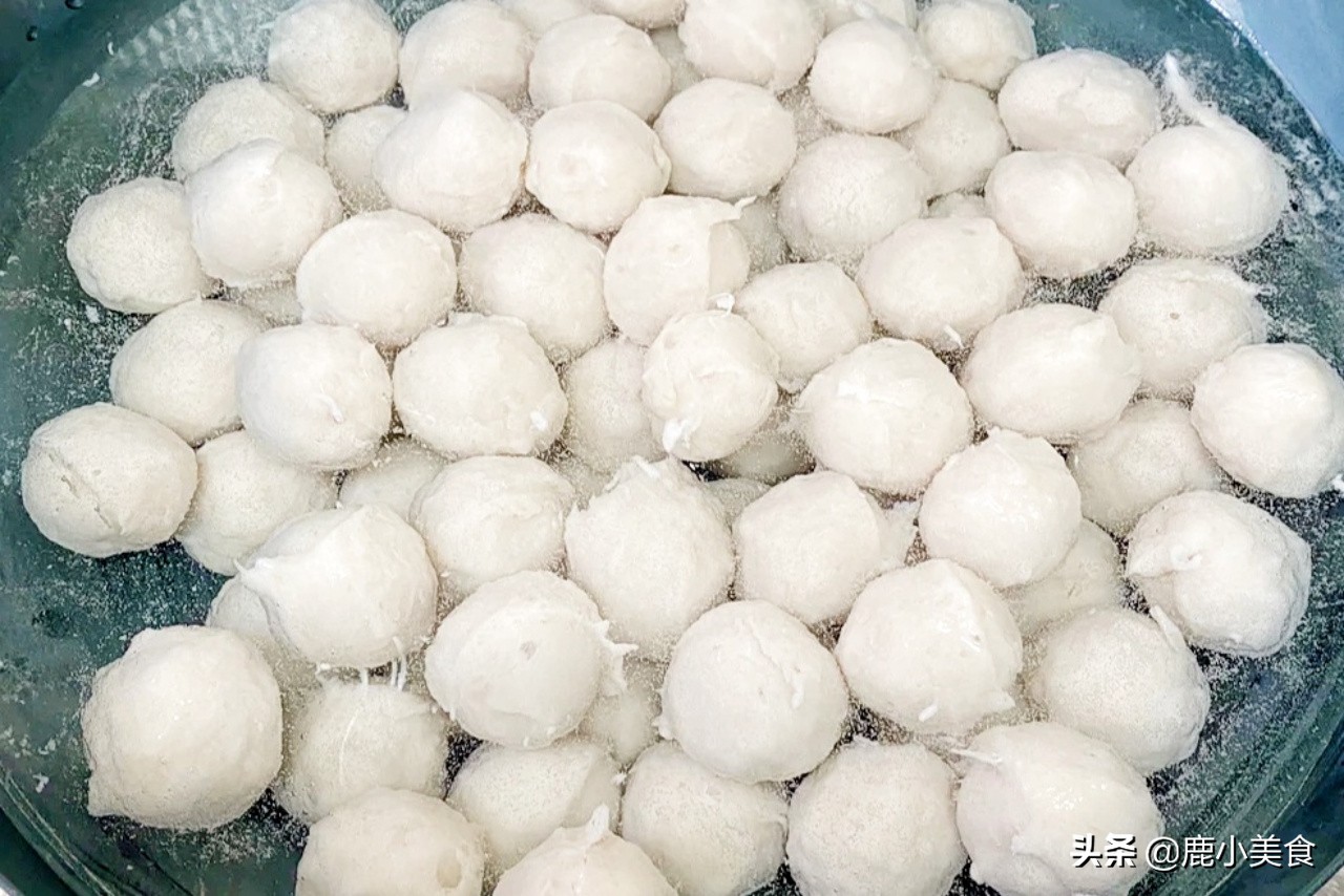 鱼丸想弹嫩爽口，牢记“3个窍门”，富有弹性不松散，鱼味特别鲜