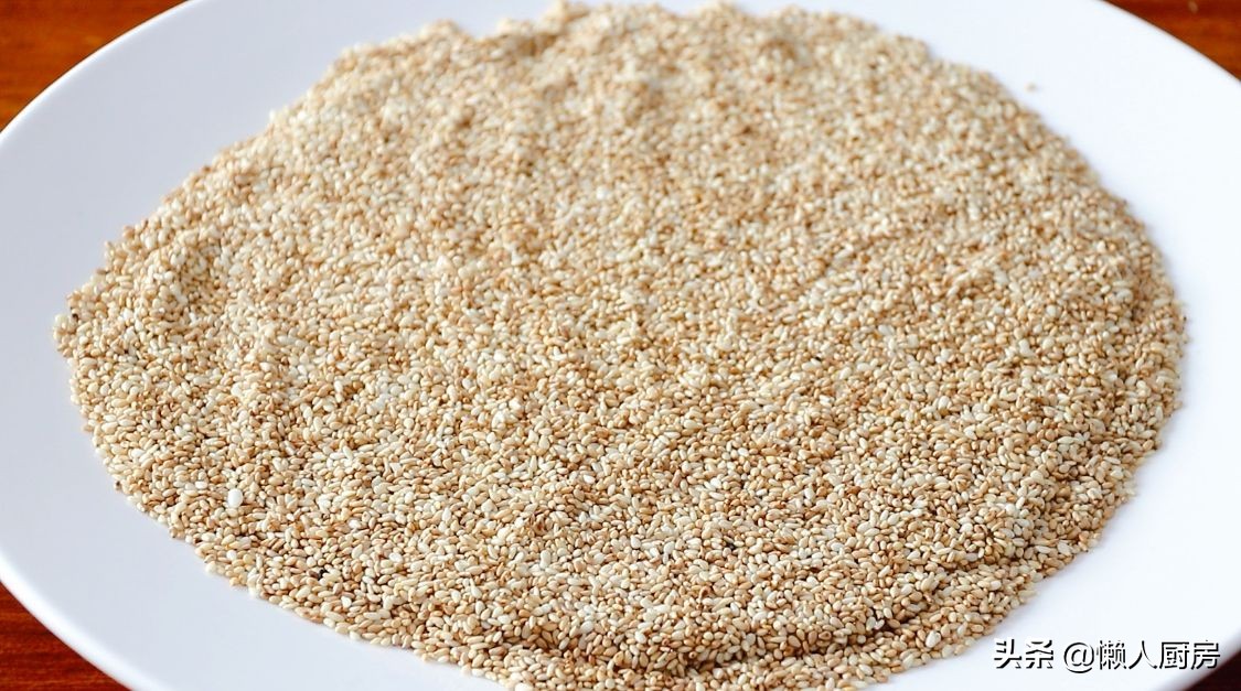 往糯米糊內倒入芝麻，用手壓一壓，就是小時候常吃的美食，有彈性