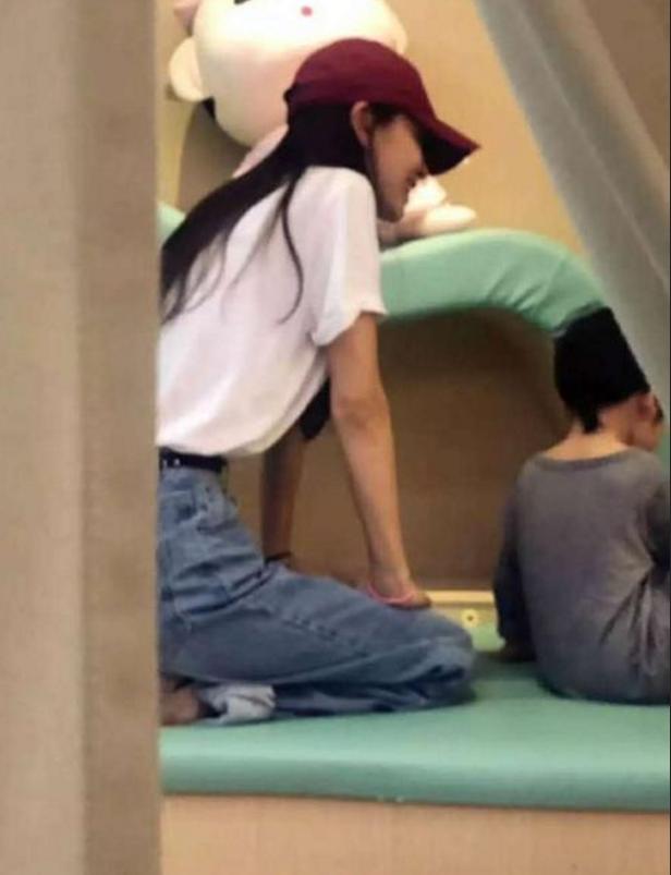 陈晓陈妍希送儿子上学，小星星走出大哥步伐，穿校服肉乎乎太可爱