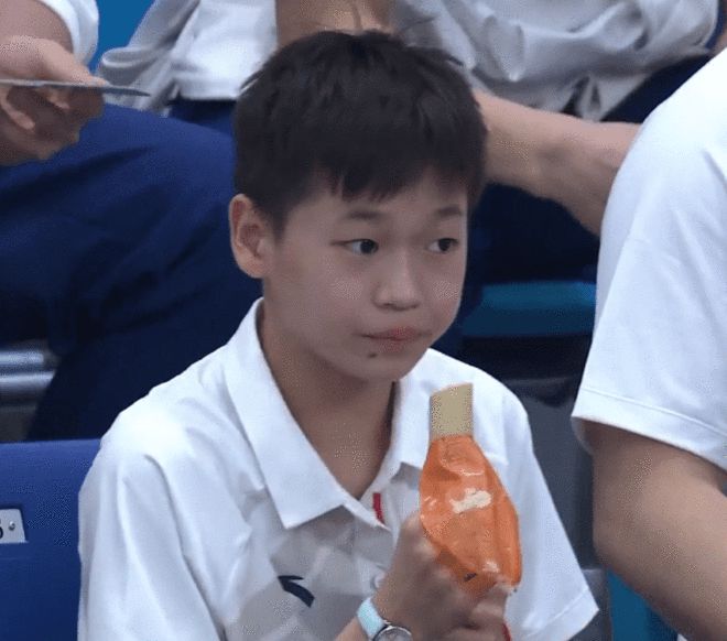 发现有人对着自己拍照！全红蝉的反应出乎意料 网友：真没想到