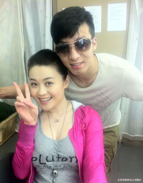 赵本山的女弟子身材真是绝了，往身上扔西红柿