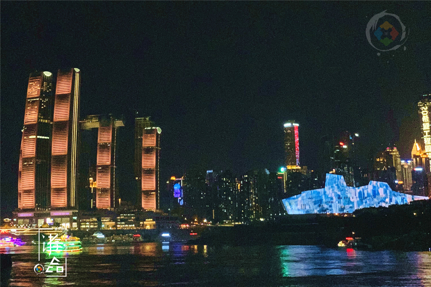 重庆黄金游轮有多豪华？内部一片金碧辉煌，高级自助餐随便吃