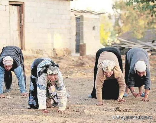 现实版的“爬行村”？村民都不会直立行走，专