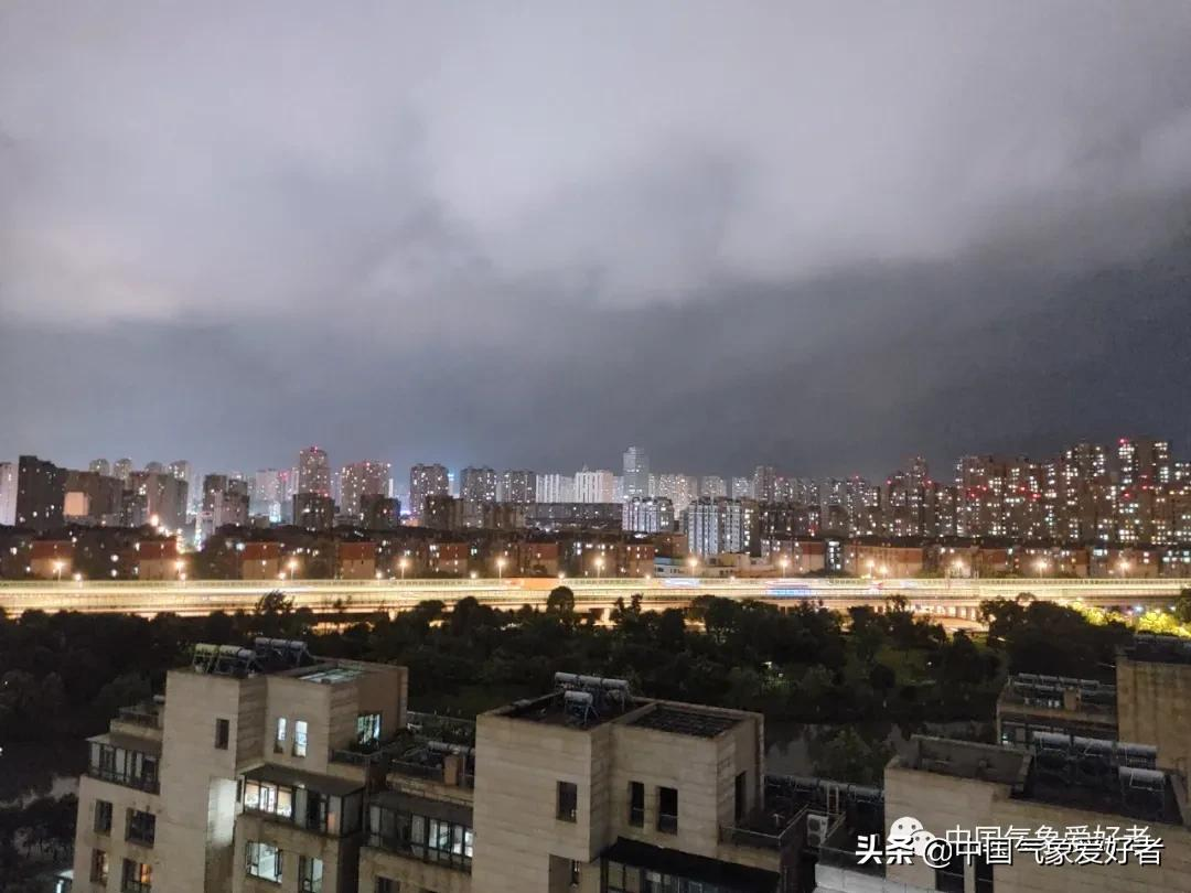 巨大的强台风烟花已对准浙江，它的水汽之多，可能超出你想象