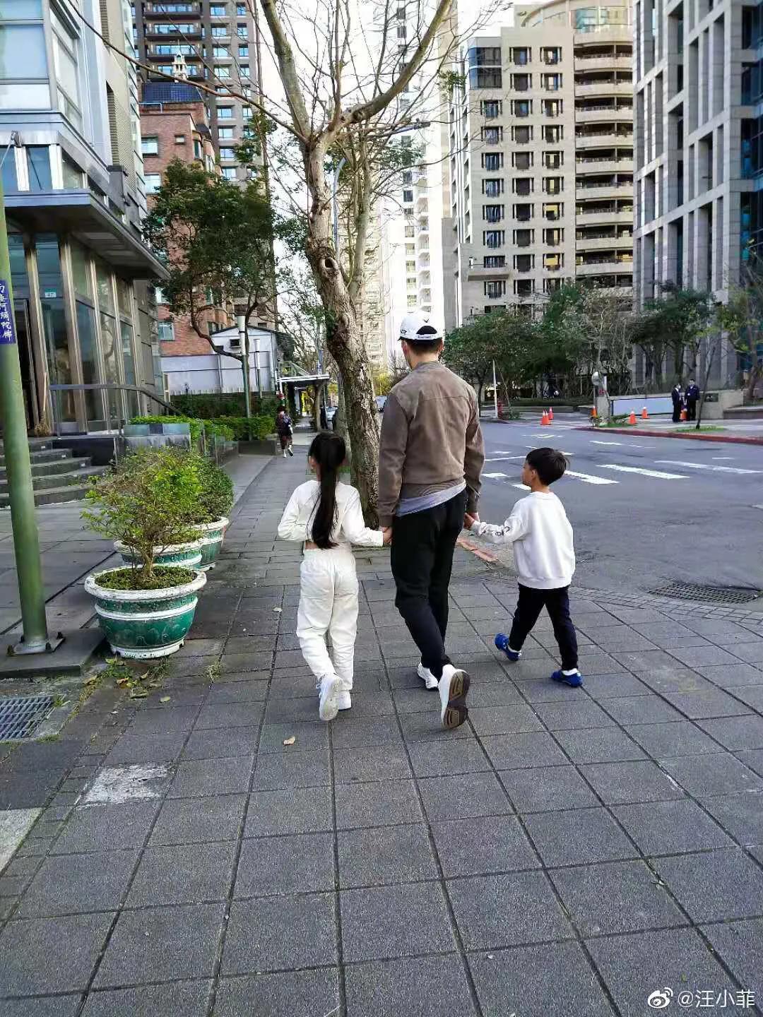 汪小菲出關和家人團聚，手牽一雙兒女超幸福，6歲玥兒苗條高挑