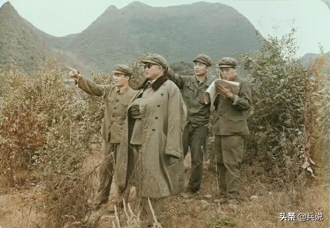 镜头里的将军：赵宗歧审问越军少尉，拍桌子大吼，吓得俘虏打抖