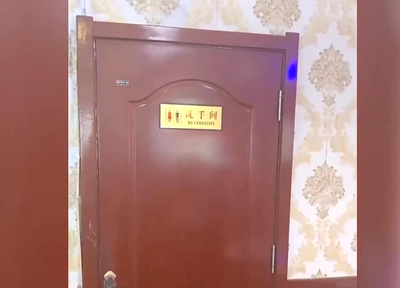男子在饭店里上厕所，打开门之后竟是一片玉米