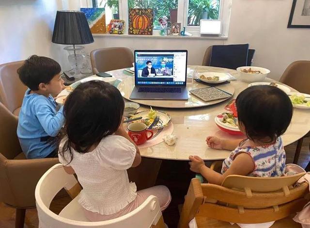 霍启刚抱6岁儿子看画展，父子互动超有爱，一个细节太接地气