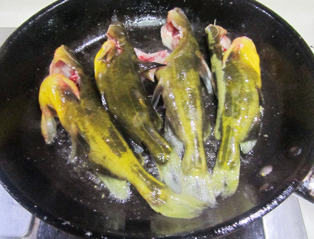 图片[3]-炖鱼汤时 直接下锅煮是不对的 多加1个步骤 鱼汤又香又白特鲜-起舞食谱网