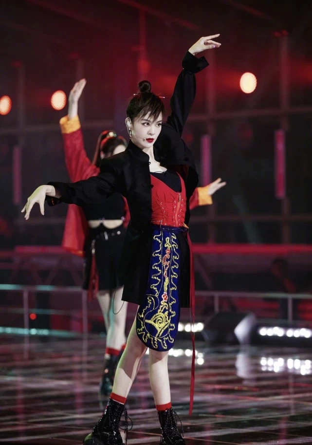 不想打安全牌，唱功与实力都在线，她的腿又出