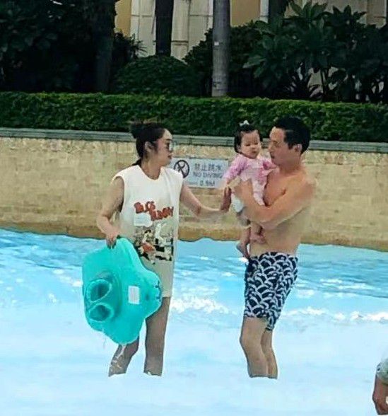 澳门偶遇安以轩一家，夫妻恩爱低调没架子，女儿五官精致超漂亮