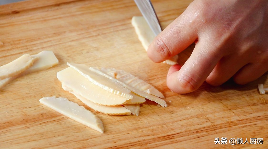 五花肉裹上澱粉糊，加一碗料汁炒，太下飯了，外皮想要更脆有竅門