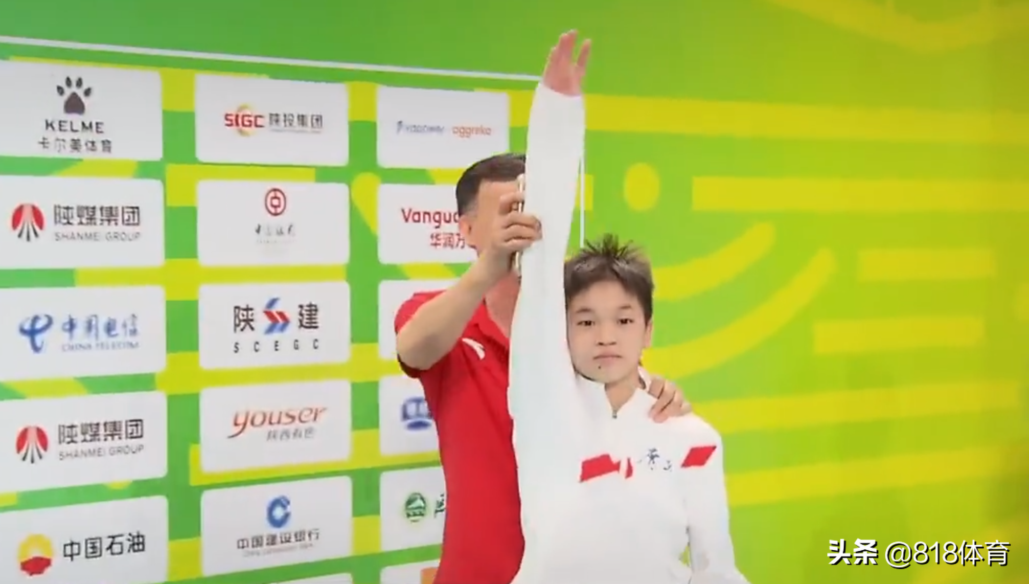 可爱!全红婵经过混采区被记者拉着采访,何教练赶紧薅衣领将她拽走