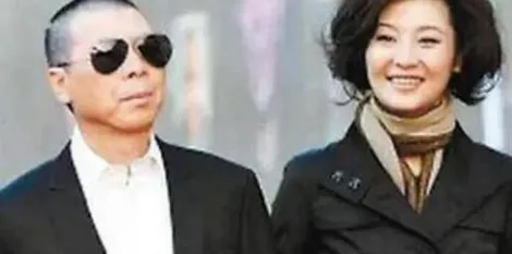 为娶徐帆，冯小刚狠心抛下前妻和唇裂女儿，多年过去女儿长成这样