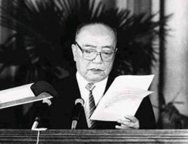 1987�꣬��ί����ϯ���õ�ר��ͣ���ڰ��裬���շ���Ǧ�ⱻ����