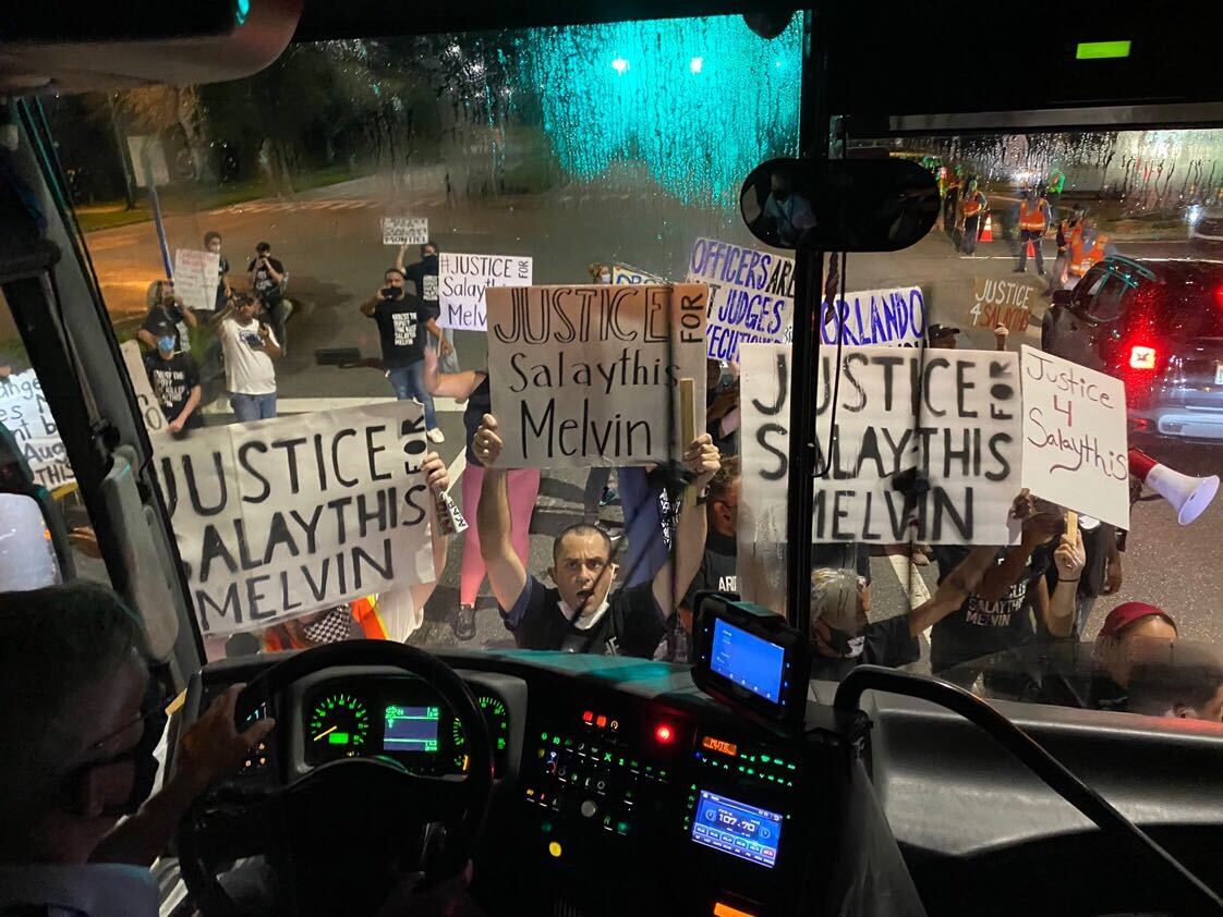 壓力山大！湖人贏球後，詹姆斯遇到糟心事，抗議者堵車要求他表態