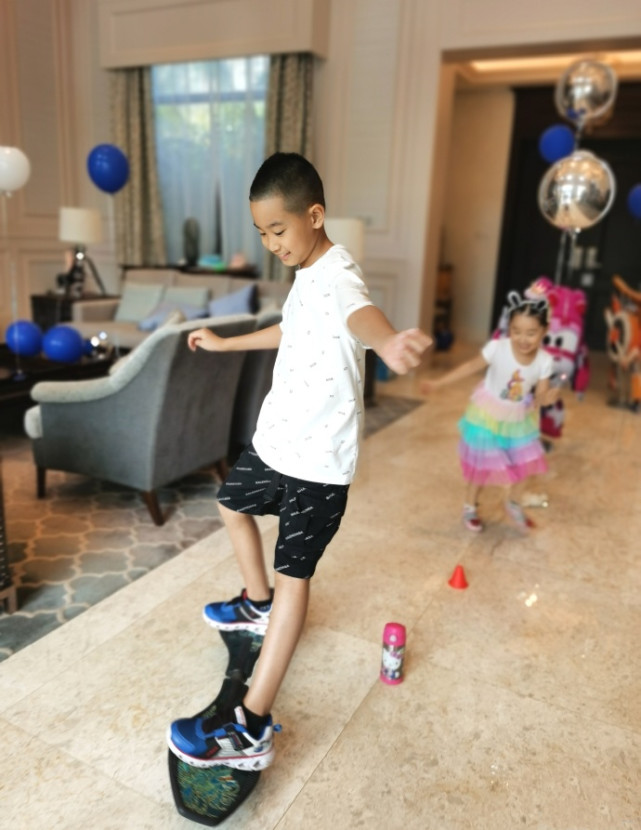 赵文卓夫妇庆儿子满10岁，13岁大女儿身高超妈妈，一家五口好有爱