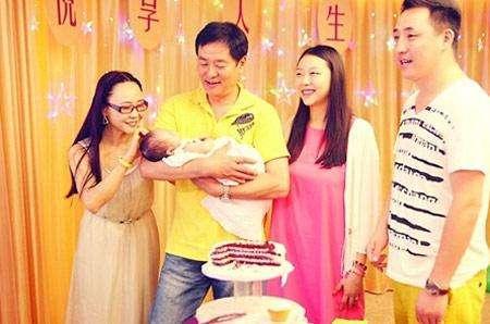 67岁老艺术家濮存昕，驼着背为学生讲课！女儿结