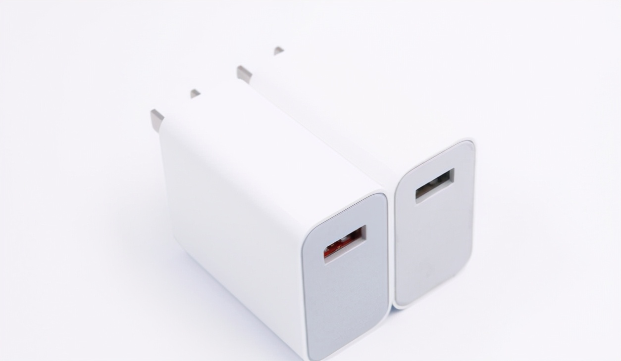 小米充电器VS小黄人方糖Pro，谁才是iPhone13系列的标配？