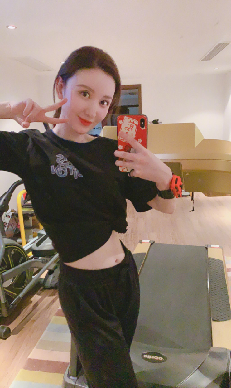 张萌真是会保养的姐姐，衣服勒的这么紧，却仍